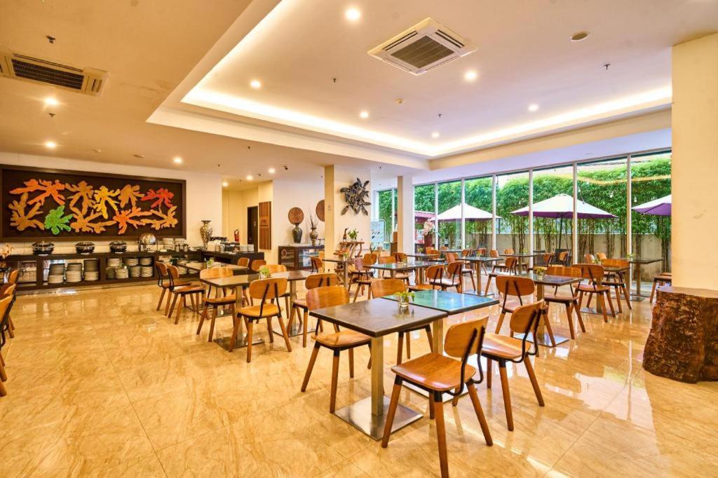 Grand Orchid Hotel Yogyakarta Maguwo Exterior photo