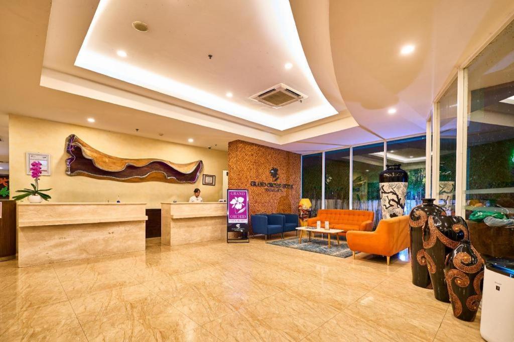 Grand Orchid Hotel Yogyakarta Maguwo Exterior photo