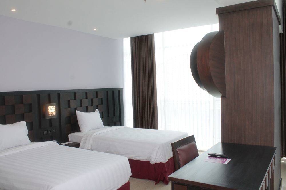 Grand Orchid Hotel Yogyakarta Maguwo Exterior photo