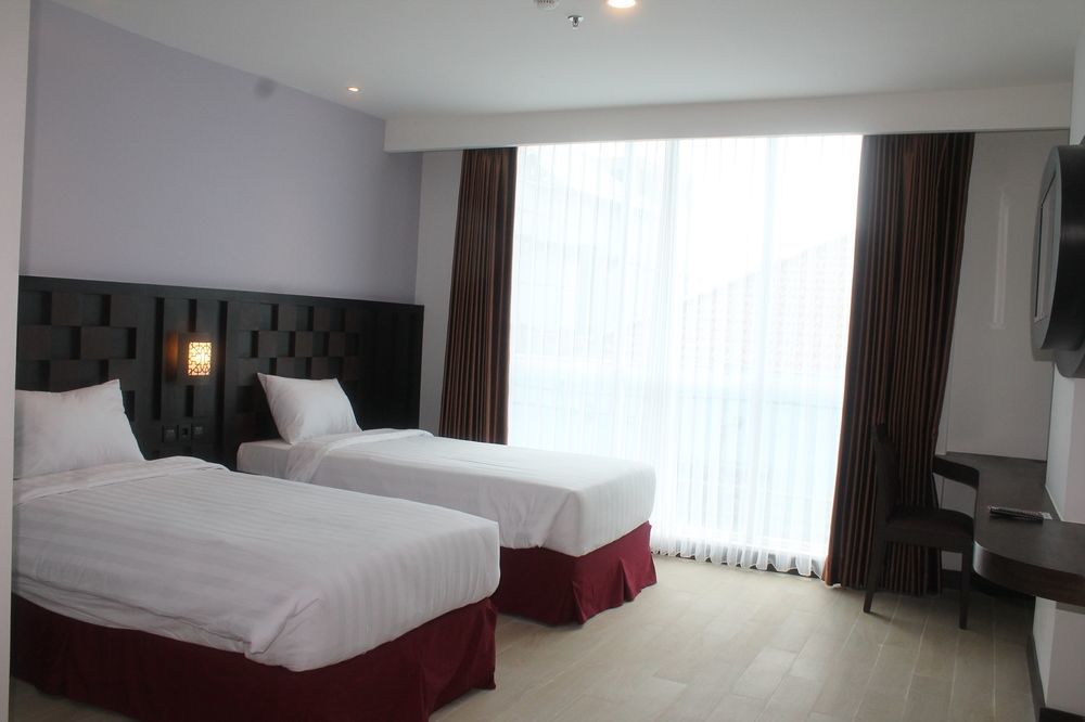 Grand Orchid Hotel Yogyakarta Maguwo Exterior photo
