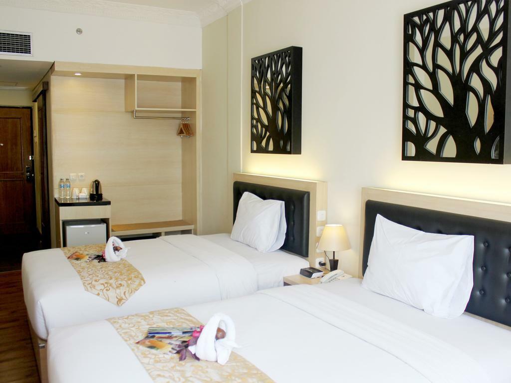 Grand Orchid Hotel Yogyakarta Maguwo Exterior photo